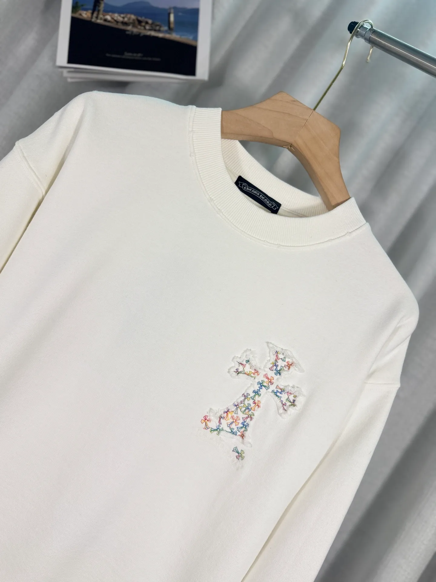 P270 top version, real shot without P, ​​different from market currency) 𝗖𝗵𝗿𝗼𝗺𝗲 𝗛𝗲𝗮𝗿𝘁𝘀/Cro Xin 2025 Bi Wen Dyed and Worn Autumn and Winter New Original Single Counter American Laser Burnt Bi Wen Dyed and Worn Couple Casual Sweater 👑The highest version! Customized fabric 430g tripe terry fabric! American acid washed distressed original denim with burnt flowers ✟appliqué embroidery and exquisite embroidery of letters! The best-selling model in the counter, very comfortable to wear. Accessories: original molded and authenticated collar label➕100% silk wash label. Genuine purchase-grade original hangtag➕matching hanging rope➕3D hanging beads➕original packaging bag. Craftsmanship: The original version has consistent wiring! The highest version of the armhole matching technique! Color: White Black Size: S M L XL Style No.: 9327